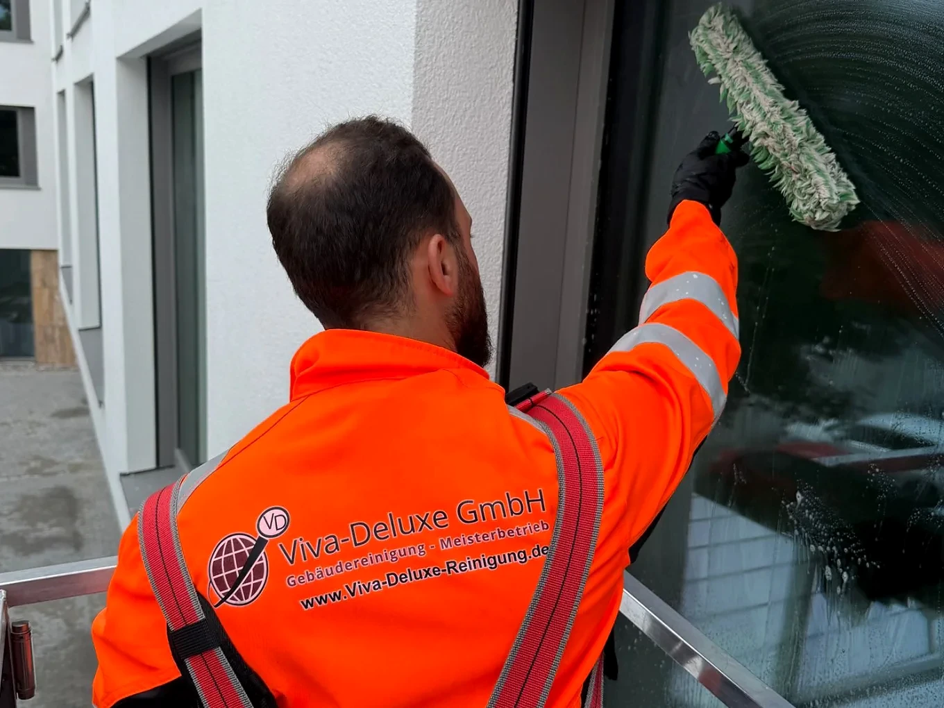 Mitarbeiter bei der Glasreinigung